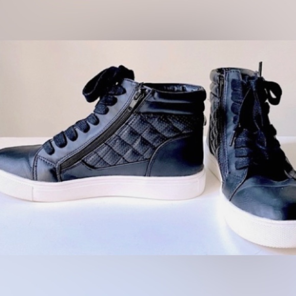 STEVE MADDEN high top size 7 NEW